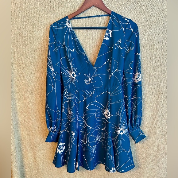 Keepsake The Label  V-Neck Mini Dress size small - Picture 2 of 13